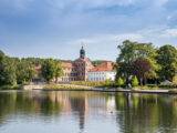 See und Schloss Eutin zwischen Bäumen im Sommer, Deutschland, Europa