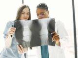 Frauen gucken sich Radiologische bilder an