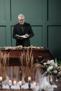 Trauerredner aus München bei einer Beerdigungszeremonie