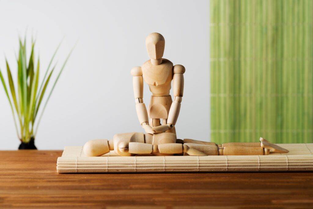 Holzfiguren stellen Physiotherapeuten dar