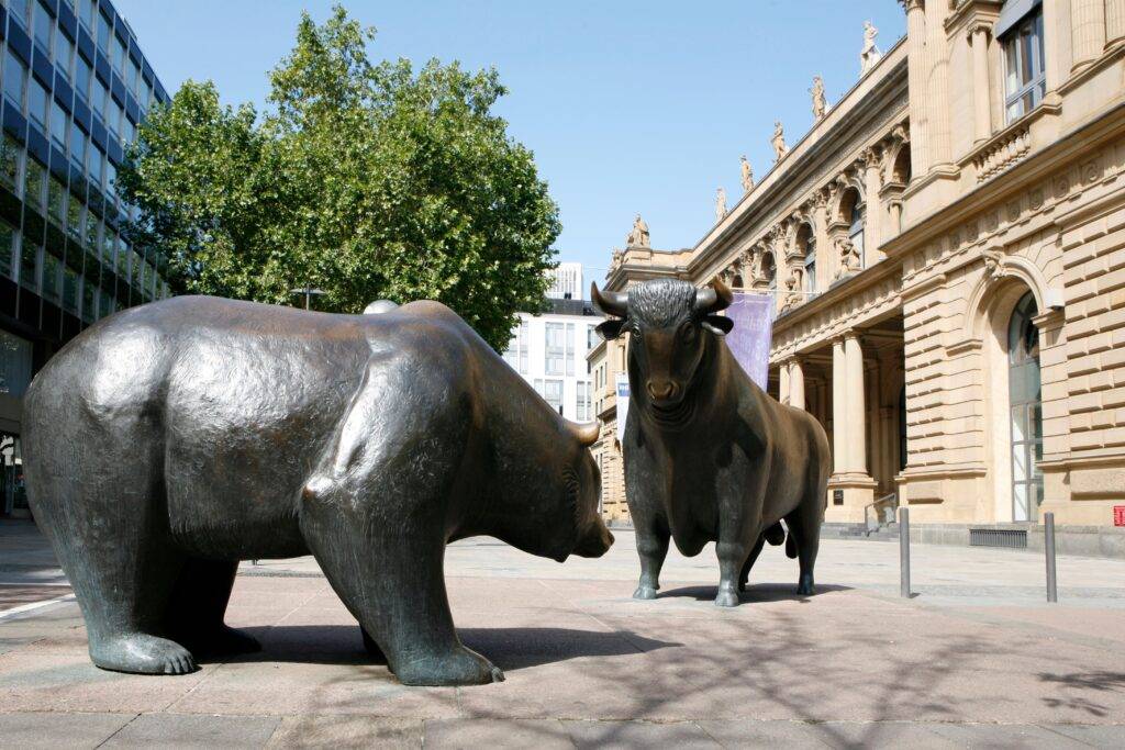 Skulpturen von Bulle und Bär vor der Frankfurter Börse, symbolisierend die Dynamik und den Wettbewerb des Finanzmarkts in Frankfurt am Main