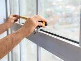 Fensterbauer Oldenburg – Handwerker misst Fensterrahmen