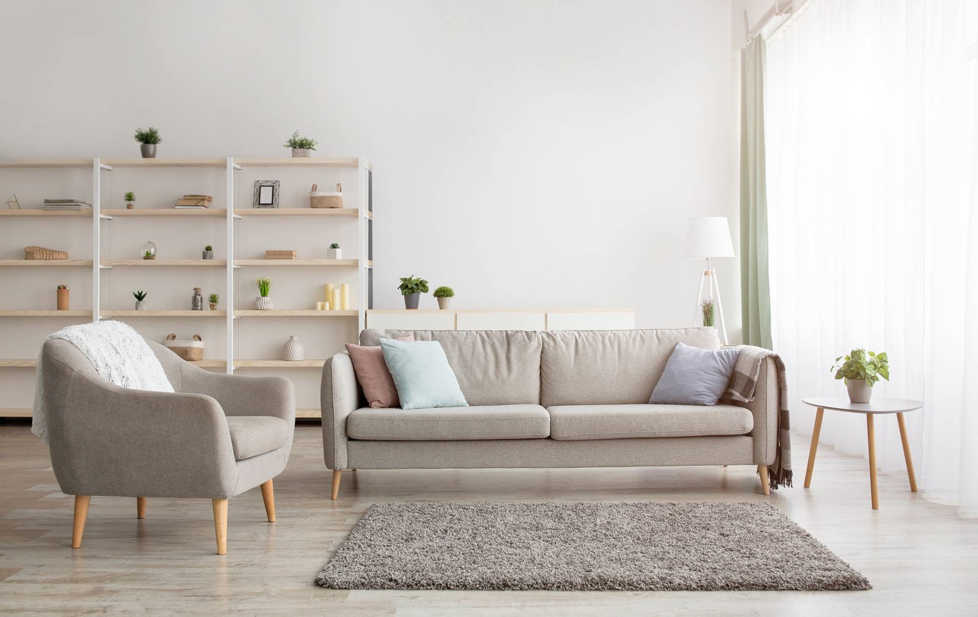Fensterbauer Oldenburg – helles Wohnzimmer mit Sofa und Regal