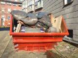 Ueberfuellter Sperrmuellcontainer in Duisburg mit Moebeln und Muellsaecken – typische Szene bei Entruempelung