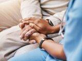 Pflegekraft hält die Hand eines Seniors – einfühlsamer Moment aus der Alltagsbegleiter Ausbildung