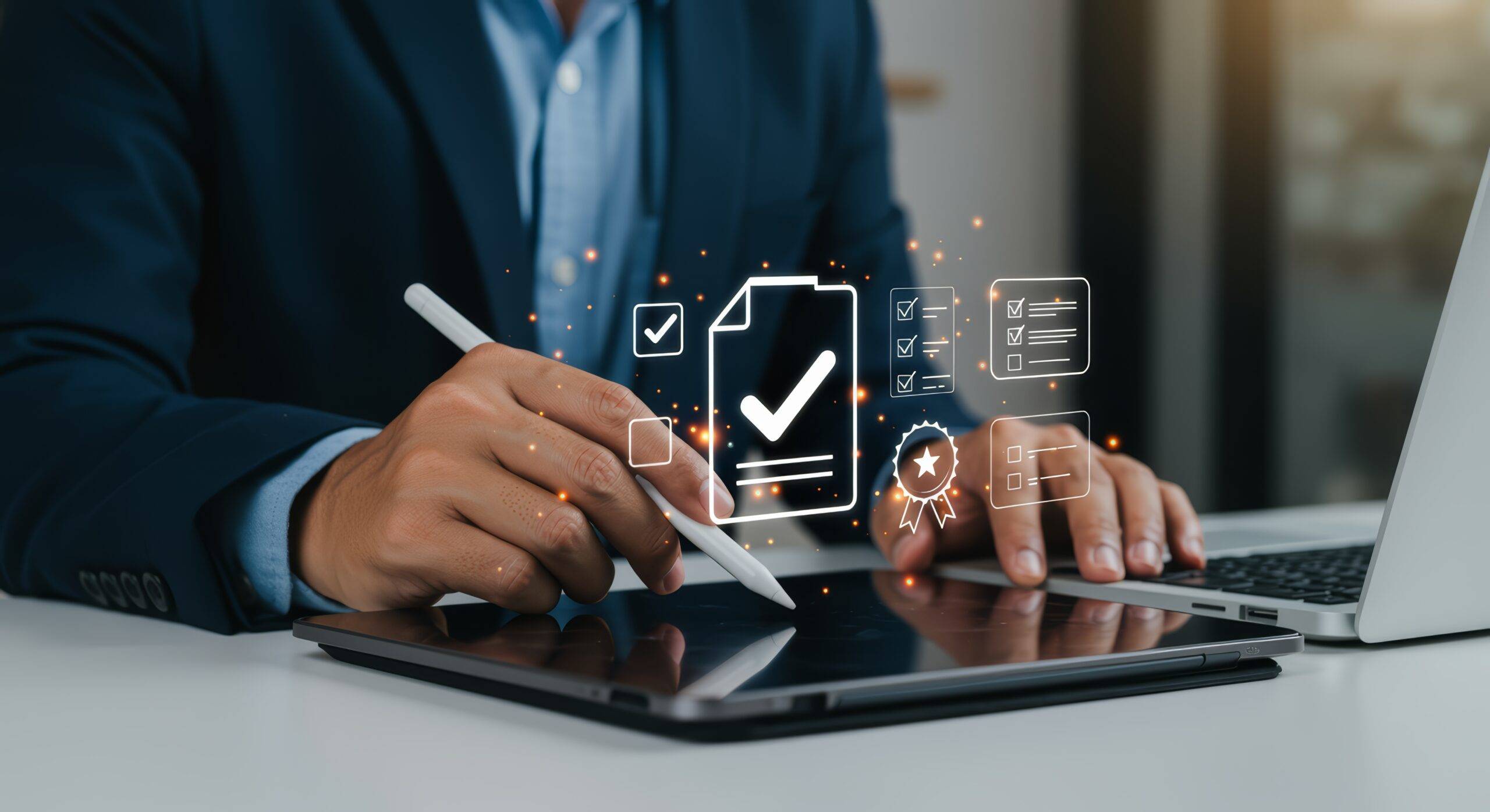 Person arbeitet am Tablet mit digitaler Checkliste zur Entscheidungsunterstuetzung bei Machine Vision Anwendungen in Unternehmen