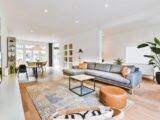 Helles Wohnzimmer mit Struktur | Akustikpaneele Holz