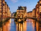 Beleuchtete Speicherstadt in Hamburg am Abend mit Wasserreflexionen