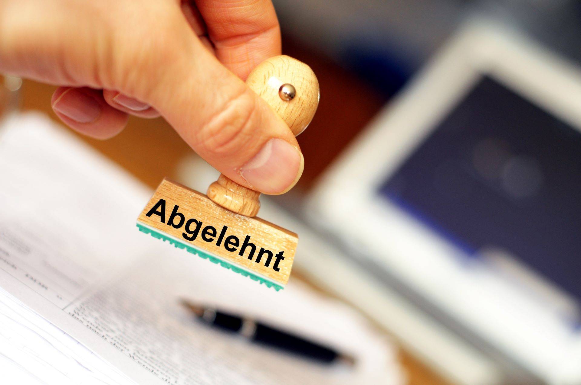 Ablehnungsstempel auf einem offiziellen Dokument