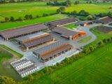 Moderner Bauernhof als Teil wirtschaftlicher Vielfalt zwischen Stadt und Land
