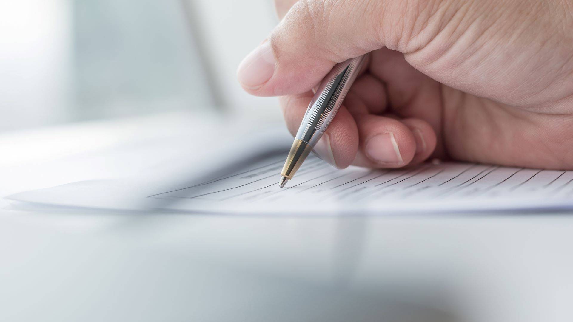 Unterschrift auf offiziellem Formular mit rechtlicher Relevanz