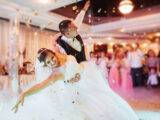 Brautpaar tanzt den Hochzeitstanz mit Hochzeits DJ Berlin, umgeben von Gaesten und Konfetti