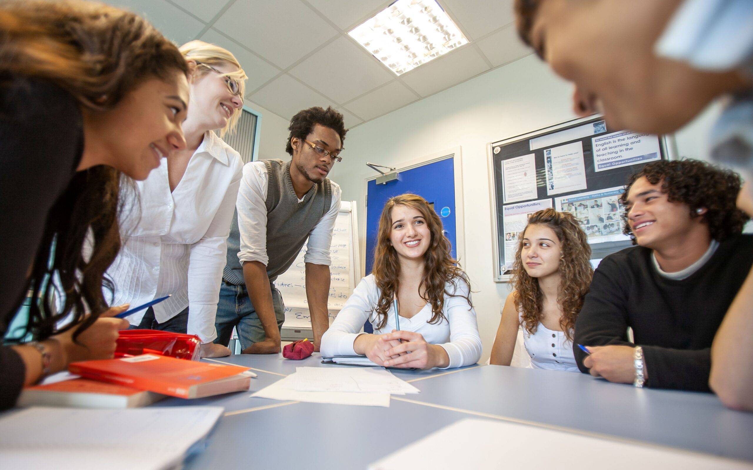 Schülergruppe bei der Vorbereitung einer Klassenfahrt Berlin im Klassenzimmer