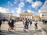 Menschen auf dem Platz vor dem Brandenburger Tor in Berlin