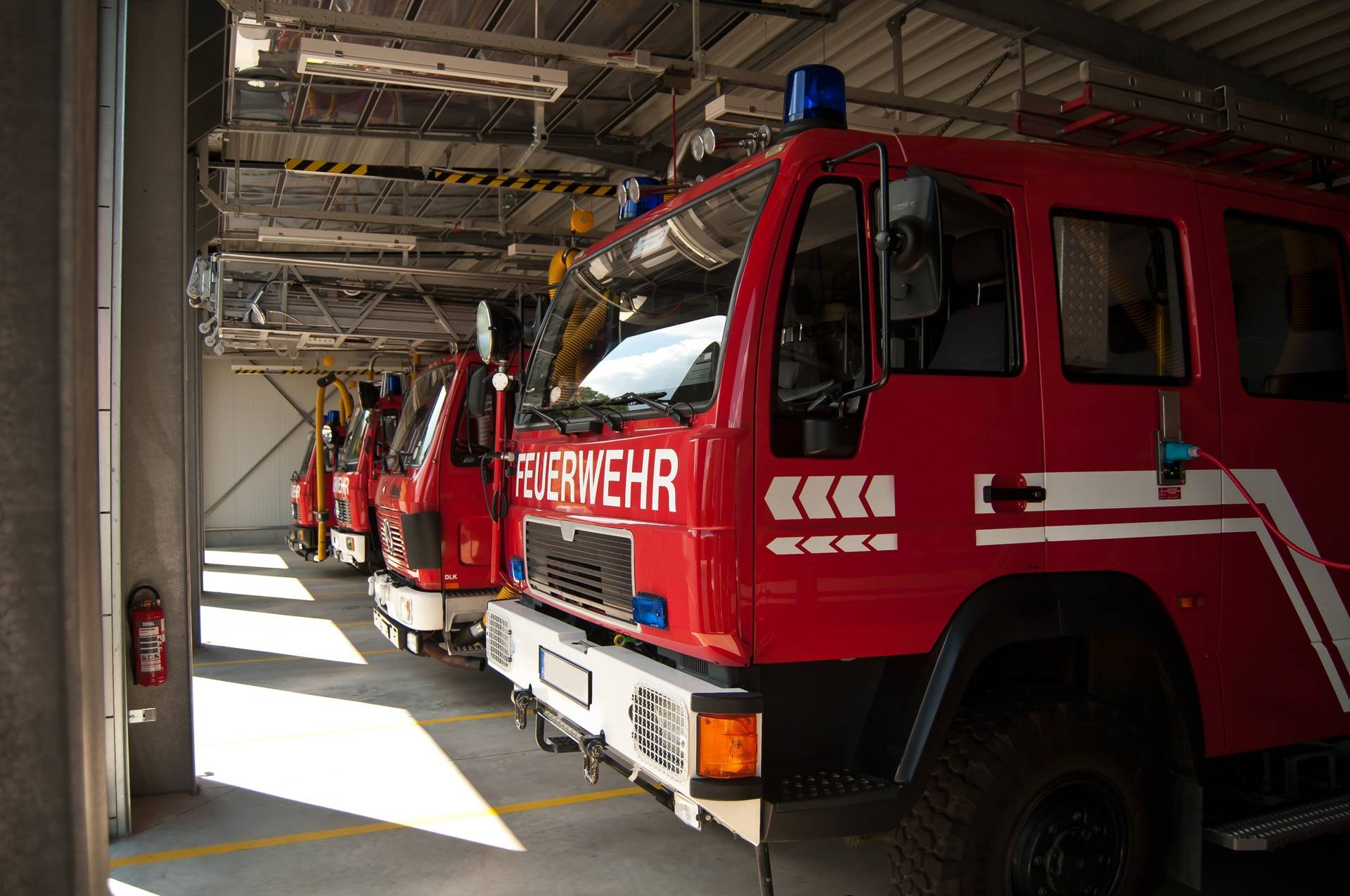 Feuerwehrfahrzeuge in der Einsatzhalle | Brandwache Berlin