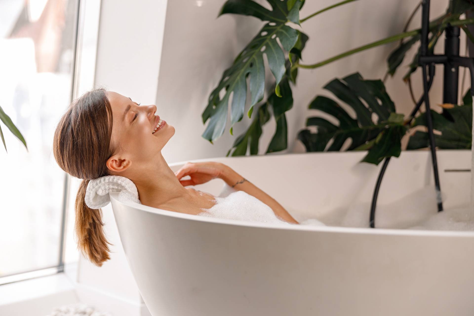 Frau entspannt in Badewanne | Duschrückwand