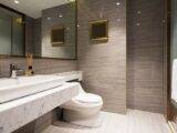 Modernes Badezimmer mit Spiegel und Waschbecken | Duschrückwand