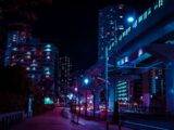 Städtische Straße bei Nacht mit Beleuchtung und Hochhäusern