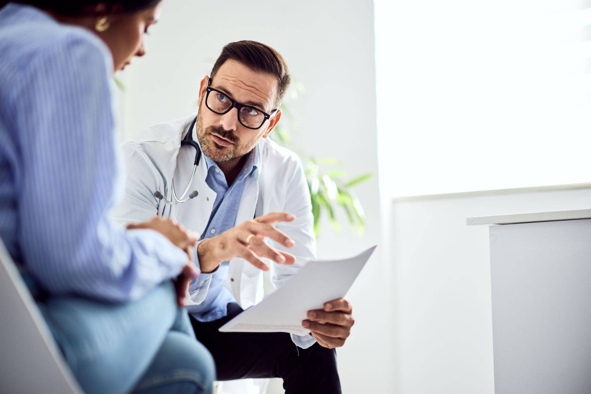 Hausarzt erklärt Patientin Diagnose im Gespräch