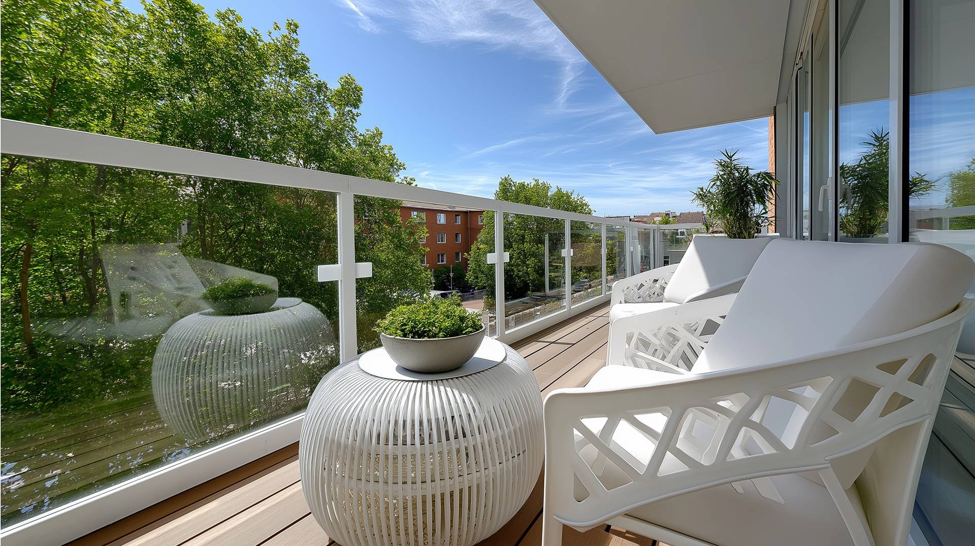 Moderner Balkon mit weissen Loungemöbeln | Gartendeko Metall