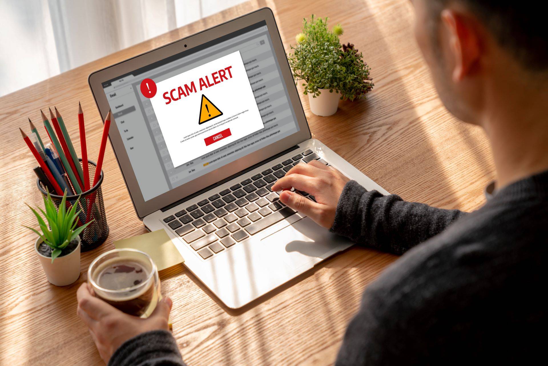 Warnmeldung vor Betrug auf Laptop