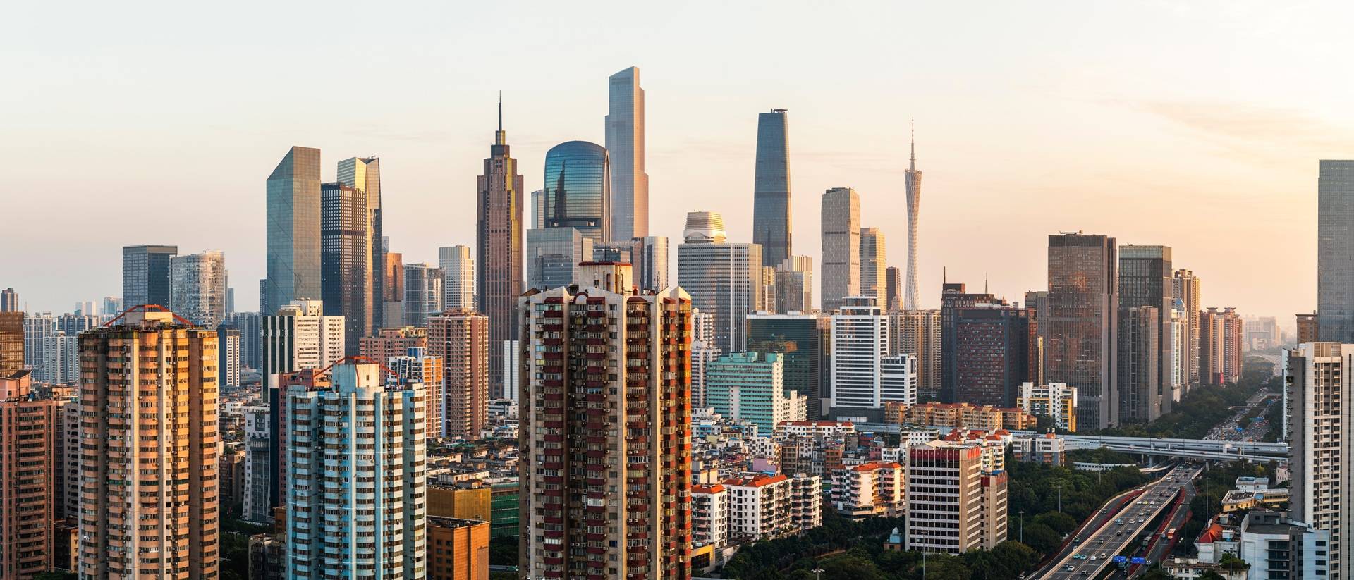 Grossstadt mit Skyline und Hochhäusern | Baufinanzierung Mönchengladbach