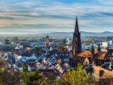 Weitwinkelaufnahme der Stadt Freiburg mit dem Freiburger Münster im Zentrum – passend zum Thema Osteopathie Freiburg und regionaler Gesundheitsversorgung
