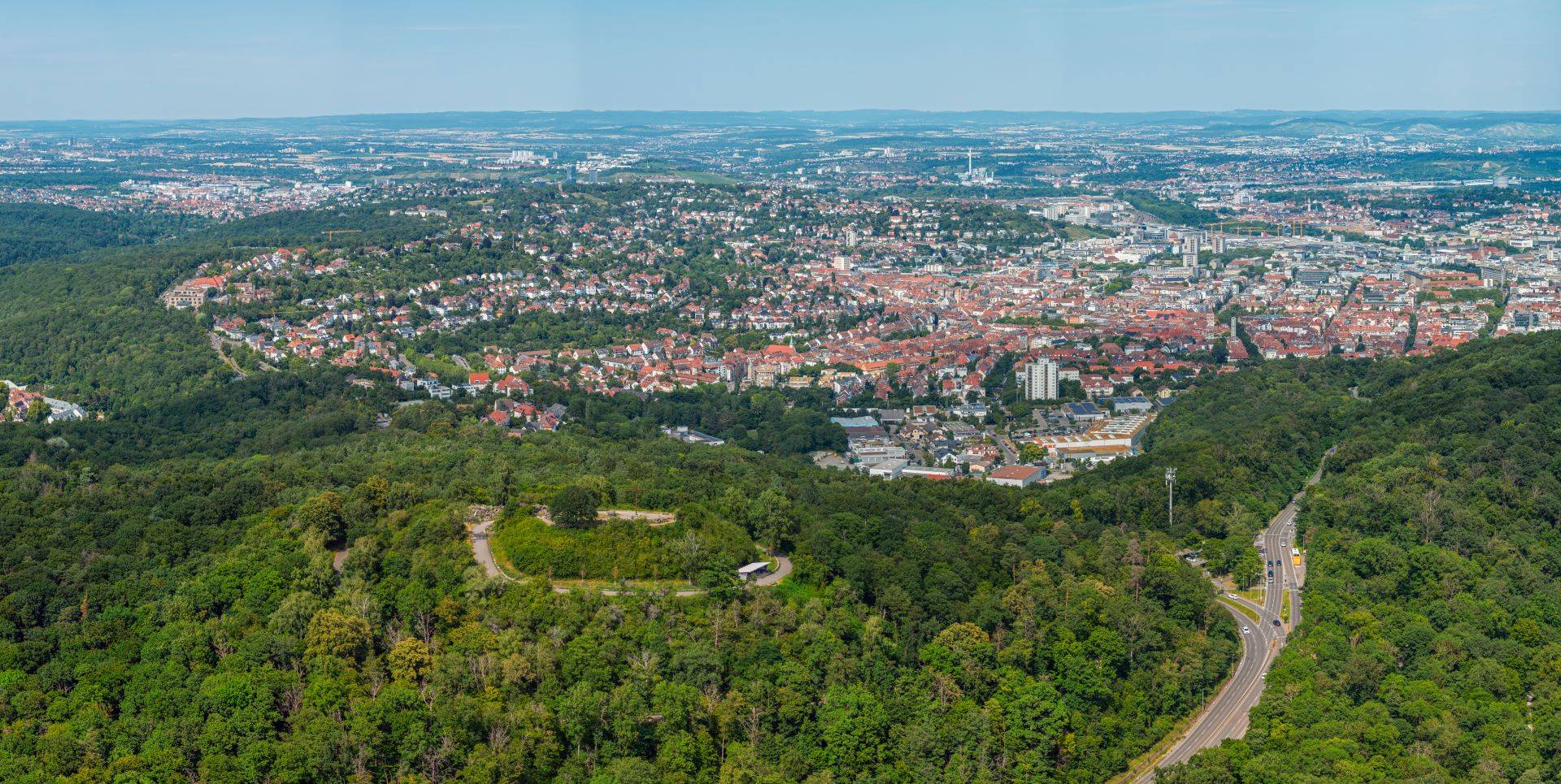 Luftaufnahme Stadt-Land-Grenze mit Häusern und Wald