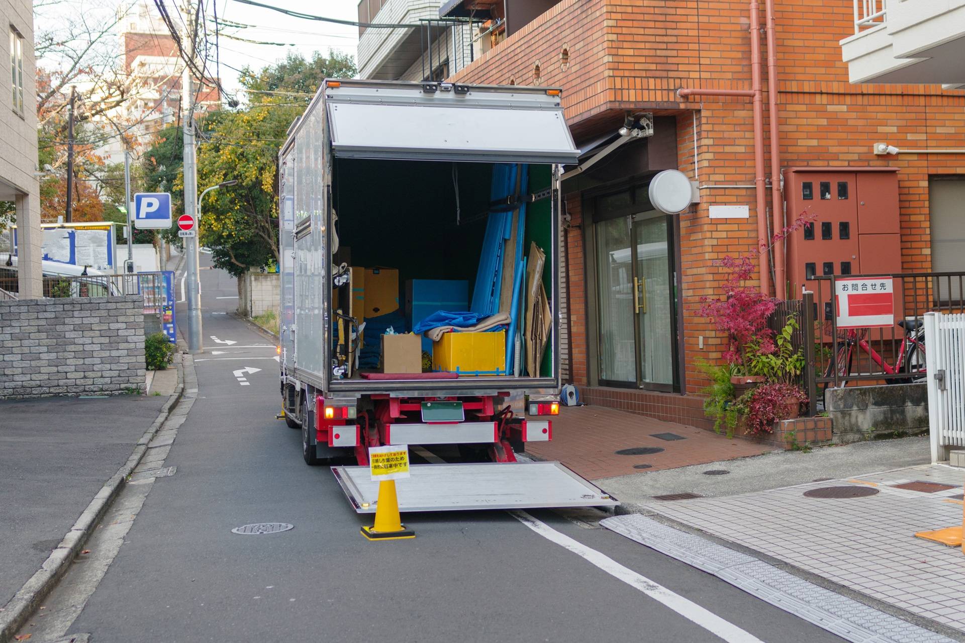 Offener LKW mit Moebeln und Kartons auf der Ladefläche | Entrümpelung Lippstadt