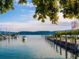 Boote im Hafen am Bodensee mit Seeufer und Baeumen, ideal fuer Gruppenurlaub in einer Ferienwohnung Bodensee privat