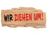 Schild aus Pappe mit der Aufschrift Wir ziehen um | Entrümpelung Lippstadt